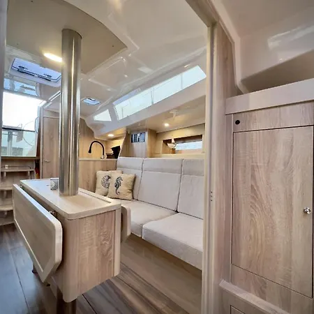 船屋 Hausboot Segelyacht Nui