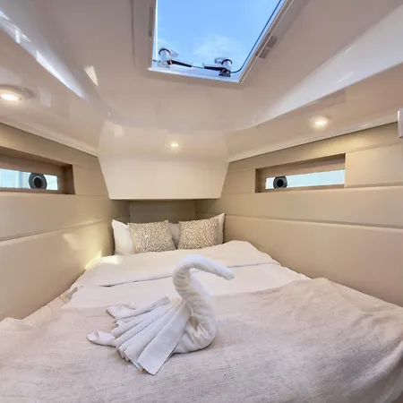 Hausboot Segelyacht Nui ספינת מלון