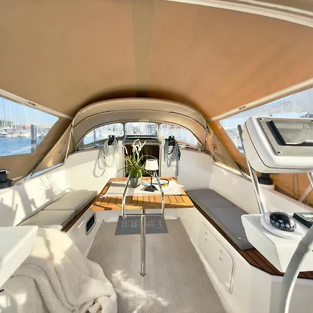 Botel Hausboot Segelyacht Nui Burgtiefe auf Fehmarn